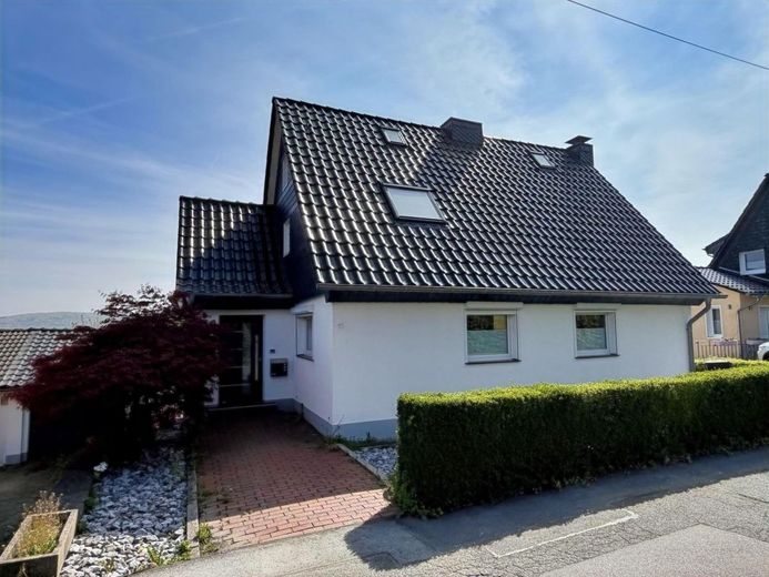 Modernes Familienparadies in Wuppertal-Heckinghausen -  kernsaniertes Einfamilienhaus mit Fernblick – Hausvorderseite