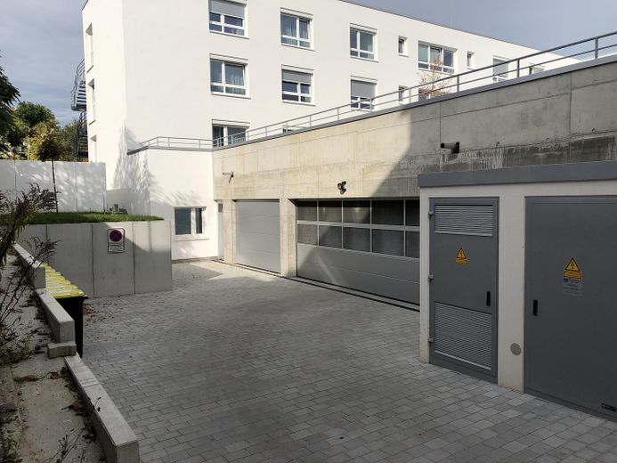 Ebenerdige neuwertige Lagerfläche mit Büro zu vermieten – Haupteingang