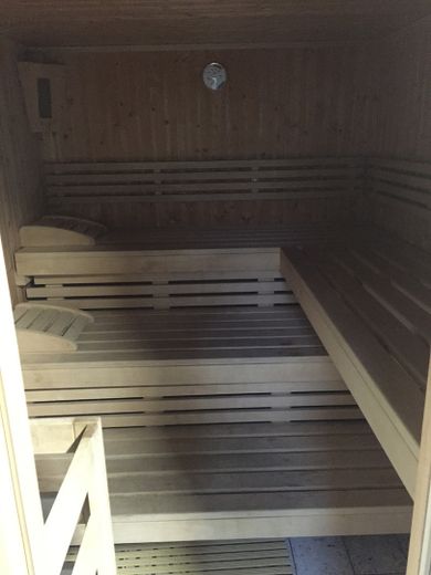Balkon, bodrum ve yer altı garajına sahip en iyi 3 odalı daire – Hauseigene Sauna