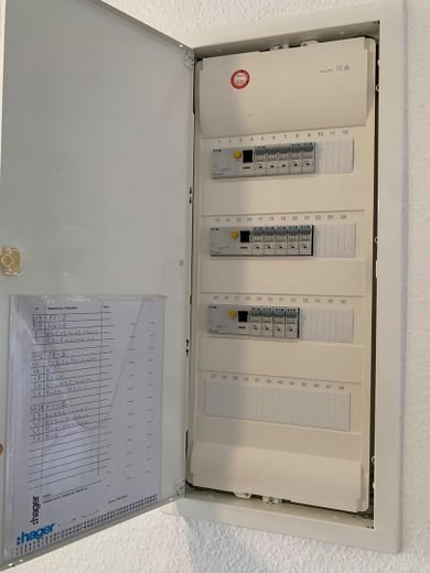 Elegante appartamento di 3 locali ristrutturato con terrazza coperta – Elektroverteilung