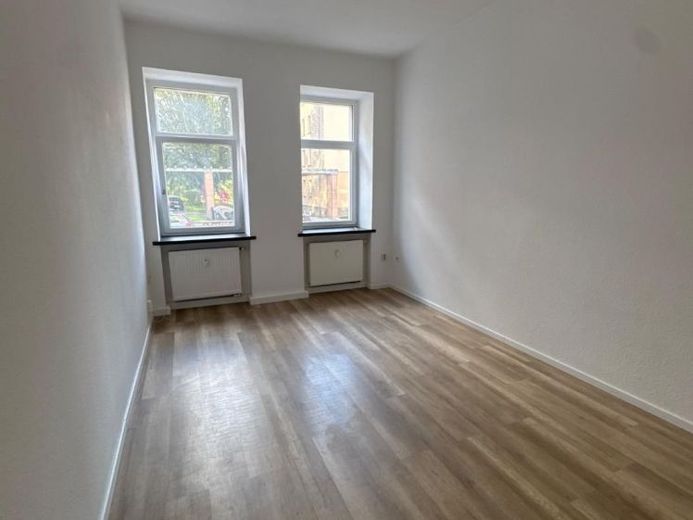 WG gerecht *Laminat * großer Balkon an der Küche* Wanne – Foto 1
