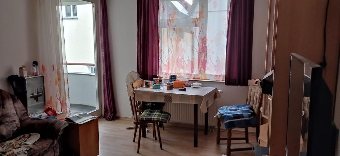 Kapitalanlage: Vermietete Seniorengerechte 2-Zi.-Whg mit Balkon und Aufzug (provisionsfrei) – Wohnzimmer