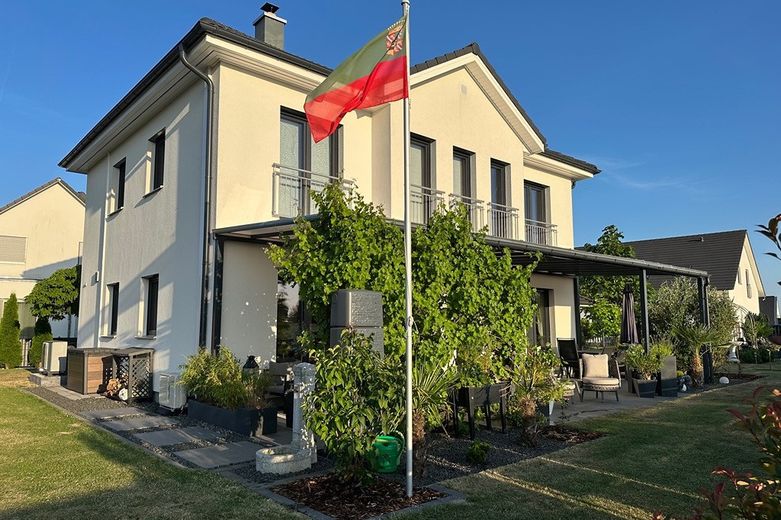 Ohne Makler - Modernes Traumhaus von 2017 mit PV-Anlage, Doppelgarage, Kamin, Klimaanlage & E-Auto-Ladestationen – Foto 2
