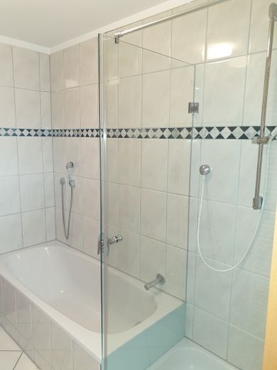 Bad mit Badewanne, Dusche, WC