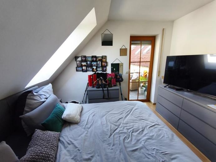 4 Zi. Wohnung in DG / Galerie mit Garten (auf Wunsch), Balkon und Garage in Höchstadt OT – Kinder- / Arbeitszimmer mit Zugang zum Balkon Bild 2