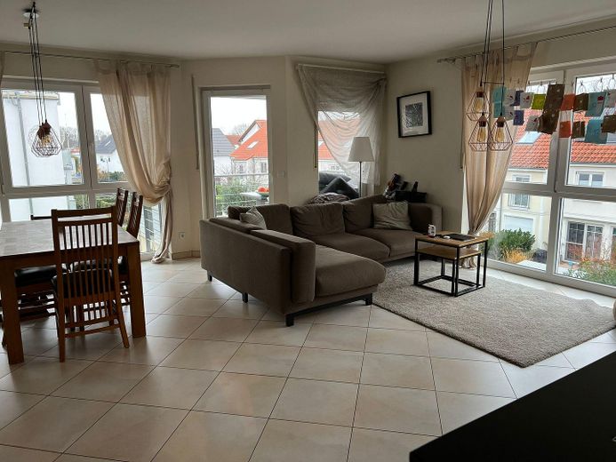 lichtdurchflutetes  Wohnzimmer