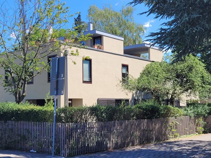 Traumhafte Dachterrassenwohnung – Strassenansicht