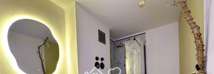 Rénovation haut de gamme : appartement de 2,5 pièces avec terrasse et place de stationnement