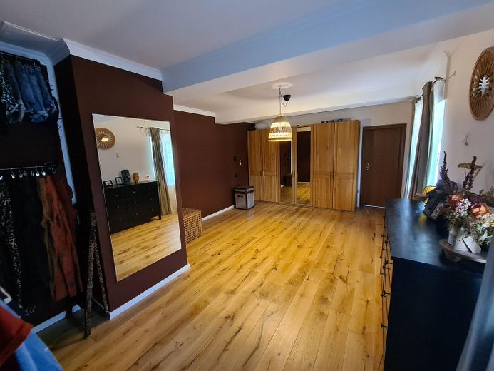 Historisches Bauernhaus mit Galerie, Kamin & Garten - stilvoll saniertes Wohnen mit Charakter – Schlafzimmer an d. Galerie