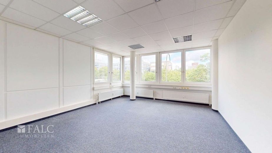 Modernisiertes Büro im 1.OG mit 10 TG-Stellplätzen / neben ADAC – Eckbüro