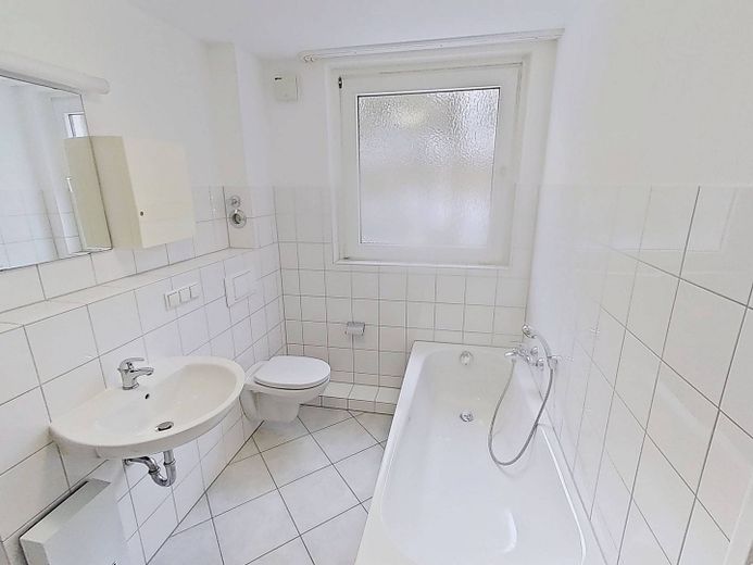 Perfekt für Paare oder eine kleine Familie: Gemütliche 3-Zimmer-Wohnung mit BALKON – Ansicht I: Bad