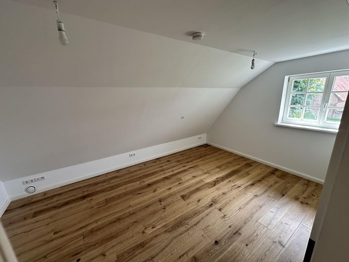 hochwertiger Erstbezug im kernsanierten Bauernhaus - Maisonette unter Reet am Elbdeich – OG Zimmer 1 (ca. 13 qm)