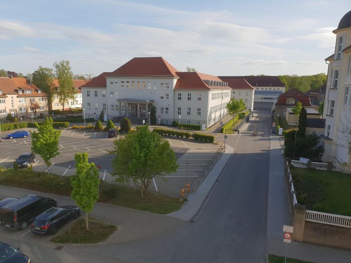 Sonnige 2-Zimmer-Dachgeschosswohnung (ohne schräge Wände) mit Balkon in Rostock – Blick aus Fenster Straßenseite