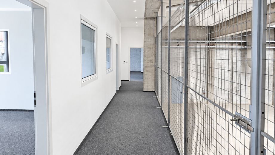 गोदाम, उत्पादन, कार्यालय/सामाजिक कक्ष 750m² + 206m², खुला क्षेत्र >5000m² (विकल्प + CNC मशीनिंग लगभग 400m²) – Durchgang Büros