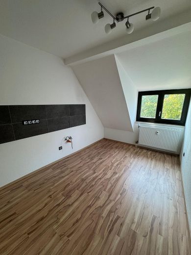 Charmante Dachgeschosswohnung im 2. Obergeschoss – großzügiges Wohnen im beliebten Stadtosten – Küche 1