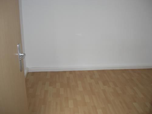 Kompakte Hinterhaus DG 2,5-Zimmer mit Einbauküche, Laminat und Wanne in uninaher Lage! – rem31a.2ogre_sz