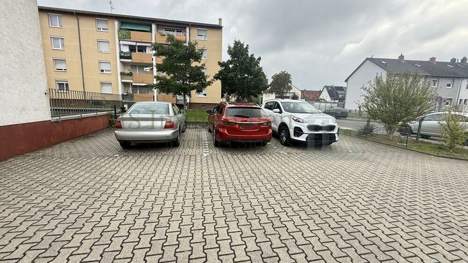 ** Gemütliche 2-ZKB-Dachgeschosswohnung mit Stellplätzen in Mannheim-Schönau ** – Außenstellplatz
