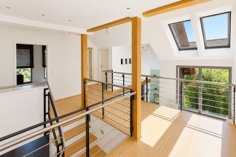 Світлий архітекторський будинок | 224 м² | 7 кімнат | A+ | Фотоелектрика та геотермальне опалення | без комісії – Flur/Galerie OG