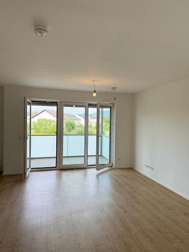 Современная, светлая 2-комнатная квартира в Offenburg – Wohnzimmer / Zugang Balkon