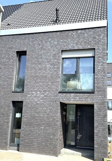 Primera ocupación, casa única de niveles divididos en Meerbusch-Büderich / Düsseldorf – Blick von vorne