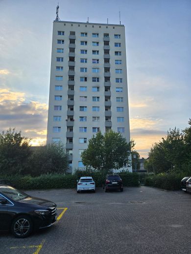 Yenilenmiş 3 odalı daire, loggia ve otopark yeri – komisyonsuz – Haus