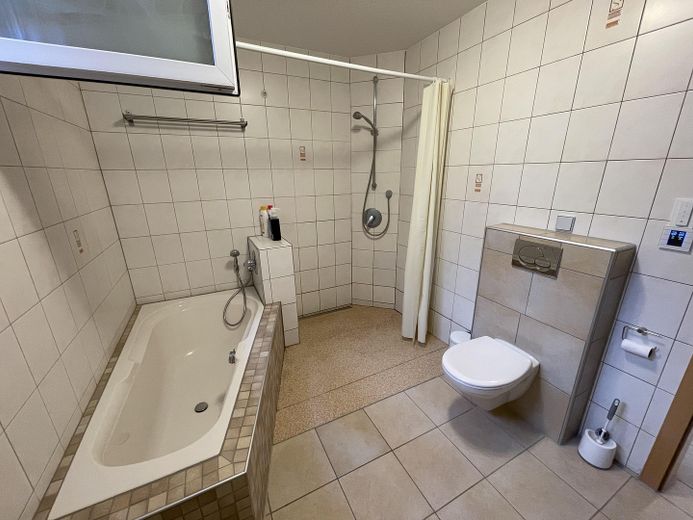 ruhige, helle 2,5 ZKB Souterrain Whg, FBH, voll klimatisiert, Parkplatz, SAT, Gbit Internet/WLAN – Bad