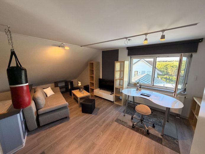 Attic apartment in a quiet peripheral location with a parking space in front of the house – optionally furnished – – Geräumiger Wohnraum
