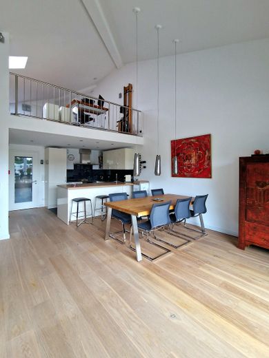 Courtagefrei: Helle und zentral gelegene DG-Maisonette-Wohnung mit Galerie und Sonnenterrasse – 01_Wohnzimmer_3