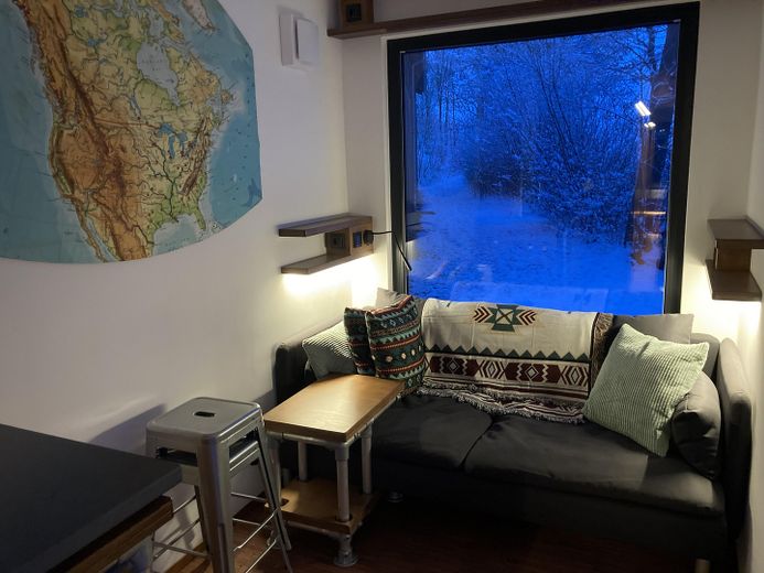 Kiralık arsa üzerinde kullanıma hazır, yüksek kaliteli konteyner Tiny House (ana ikametgâh olarak kullanılabilir) – Wohnbereich Winterabend