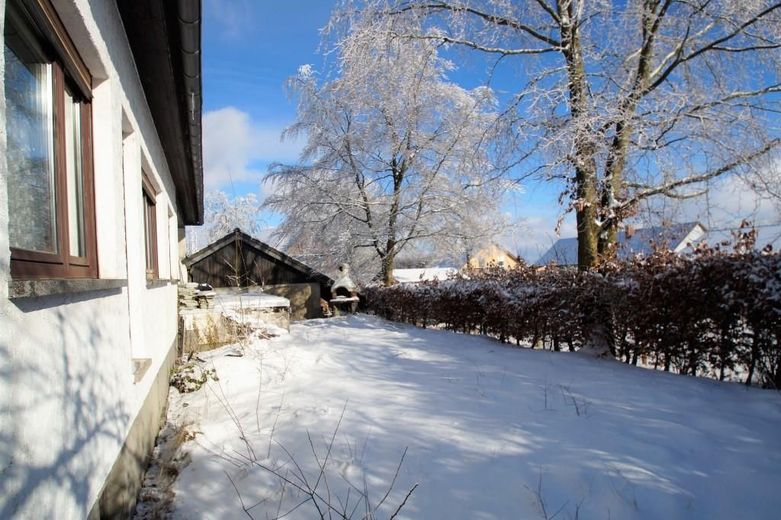 CITYHOUSE: Freistehendes Einfamilienhaus mit großem Grundstück, Kamin, Doppel- und Einzelgarage – Rückseite Haus