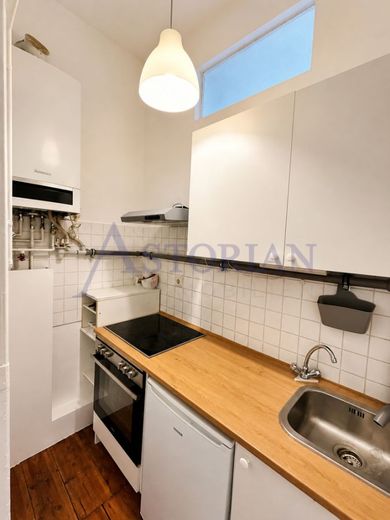 Bezugsfrei! Altbaucharme mit Gestaltungspotenzial - 2,5 Zimmer im Herzen von Friedrichshain – Küche 1