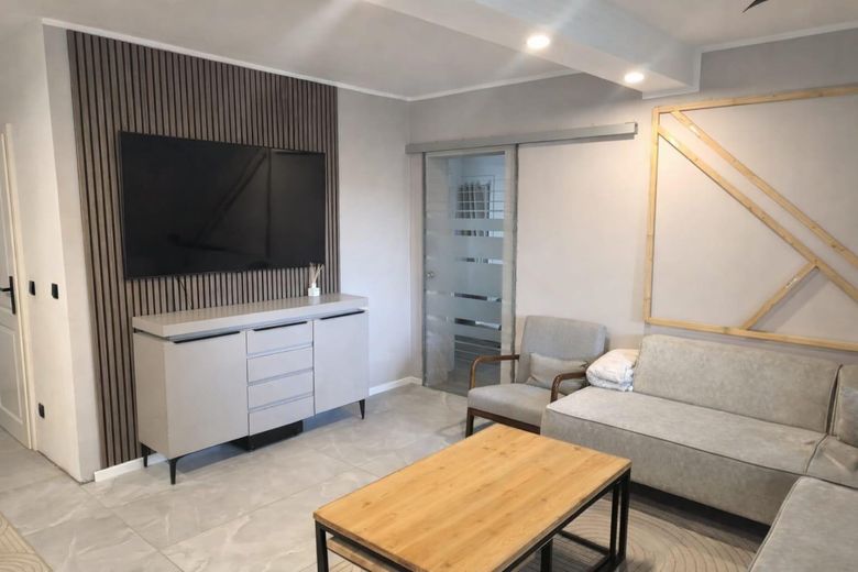 Wohnzimmer m. Durchgangstür