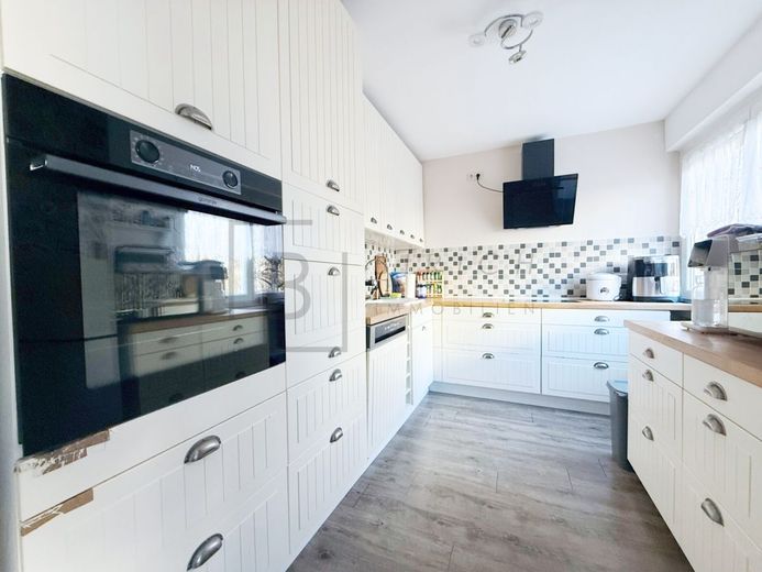 Immediately available: Well-maintained 4.5-room apartment with garage, balcony &amp; elevator – Küche