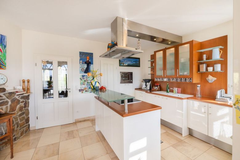 Villa mit Weitblick, Pool, Sauna und Koi-Teich in begehrter Lage von Hochscheid! – Küche im Erdgeschoss