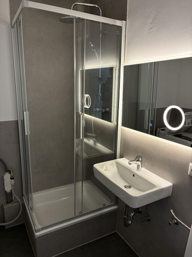 Frisch renovierte 2-Zimmer-Wohnung mit Balkon & Einbauküche – ideal für WG oder Singlehaushalt – Modernes Duschbad inkl. WC