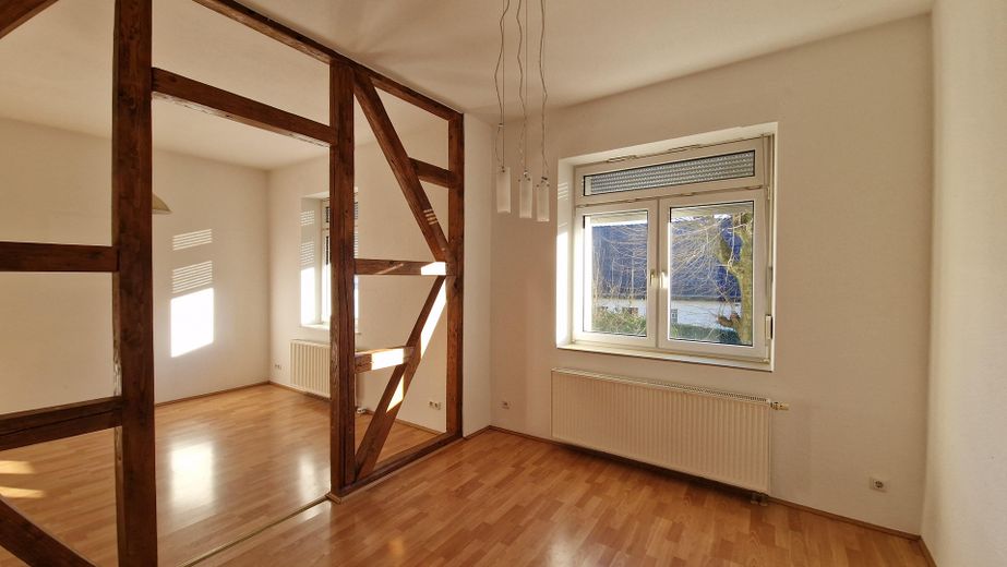 Reserviert: 3,5-Zimmer-Wohnung mit Privatgarten in Zweifamilienhaus, sanierter Altbau – Wohnzimmer