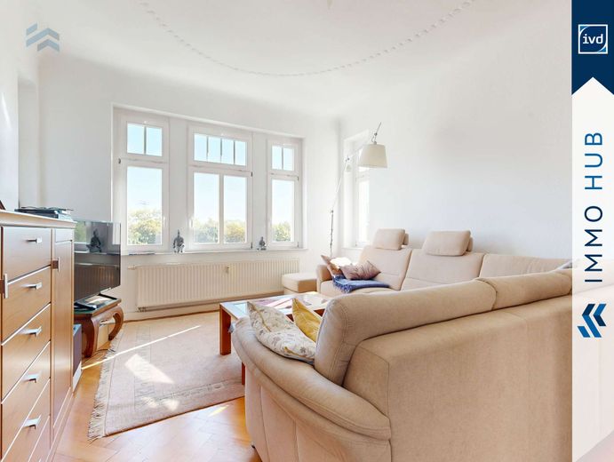 ++ Ein Zuhause mit Charakter: Helle Etagenwohnung mit Erker in Leipzig-Schönefeld ++ – 3877179-LewrEGaoEjbYUFkUpEfbVADs-Wohnzimmer.jpg