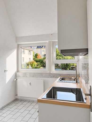3 habitaciones, balcón y vistas al castillo: vivienda de alta calidad completamente renovada en Königstein – Küche mit Ausblick