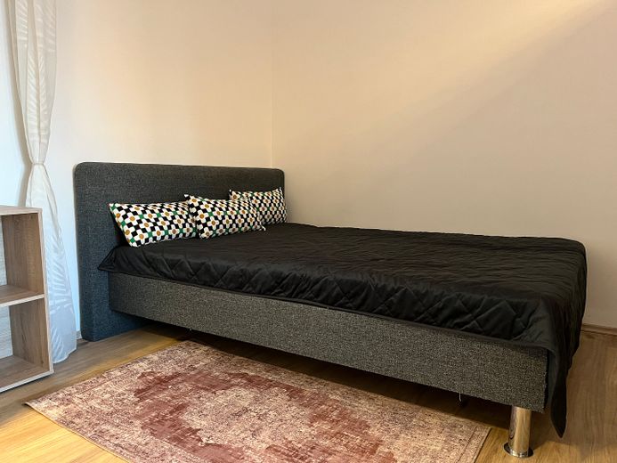 Möbliertes Apartment im Münchner Süden mit Pool, Grünanlage und Fernblick – Schlafbereich mit Doppelbett