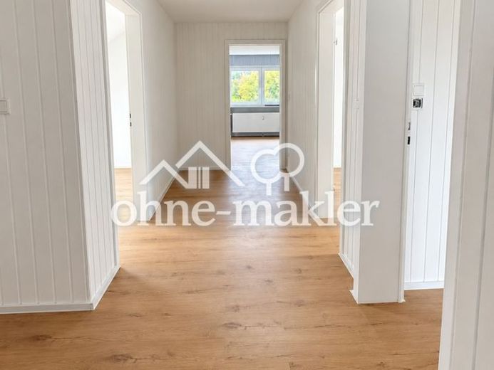 Frisch renoviert: Helle Dachgeschosswohnung mit Tageslichtbad in Springe-Holtensen – Foto 1