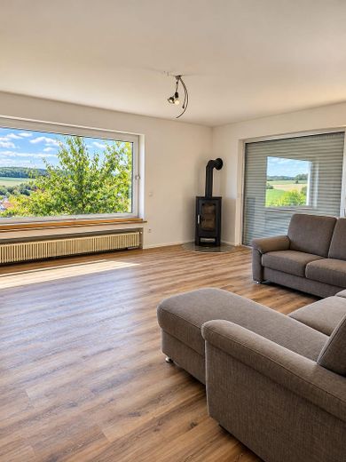 Casa con vistas panorámicas y parcela de 1.213 m²: mucho espacio y potencial – Wohnzimmer mit Kamin