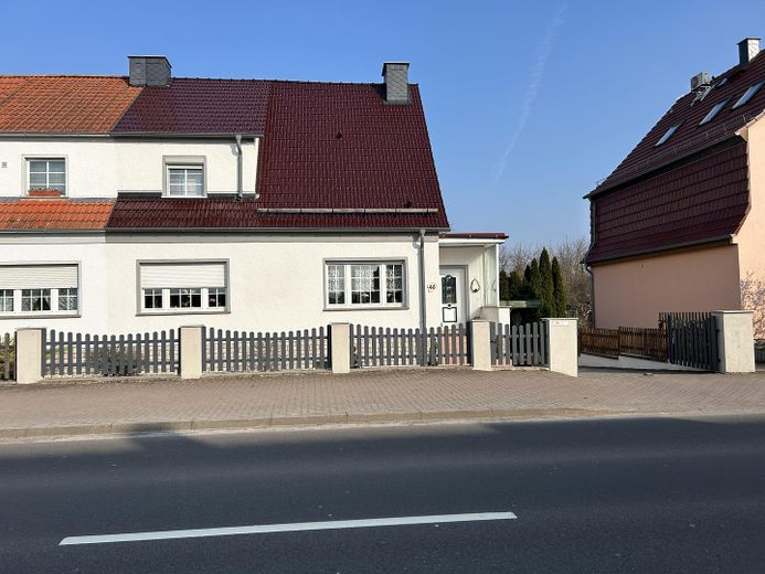 Nowoczesny solidny dom z 4 pokojami, basenem, wiatą na samochód i dużym ogrodem – Zdjęcie 2