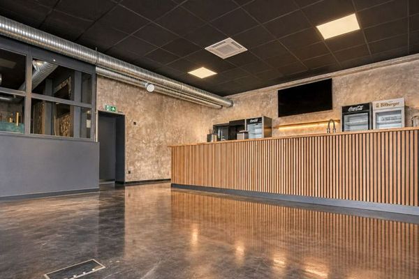 बैड क्र Kreuznach के केंद्र में बहुउद्देशीय वाणिज्यिक इकाई