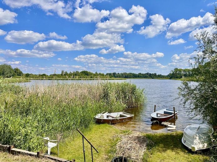 HORN IMMOBILIEN ++ RESERVIERT++ Ferienhaus am See in Lebehn bei Krackow – Anlegestelle