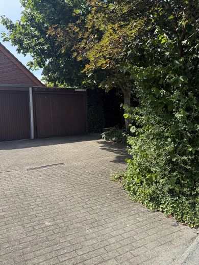 Zadbany dom jednorodzinny w stylu dziedzińca ogrodowego, zapewniający dużą prywatność – zmodernizowany i gotowy do zamieszkania – Garage und Stellplatz