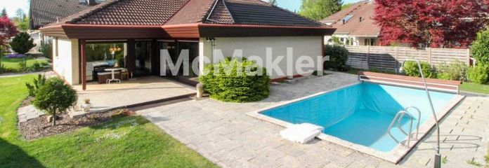 Casa ideale per famiglie con ampio giardino, piscina e potenziale in una posizione tranquilla di Gröbenzell!