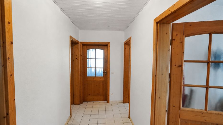 Apartamento de 3 habitaciones en Salem-Beuren | renovado antes de la ocupación | 79 m² | plaza de aparcamiento – Flur renoviert