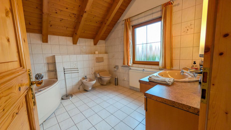Ruhige Lage, charmantes Einfamilienhaus in kanadischer Rot-Zeder-Bauweise mit großem Garten – Foto 8