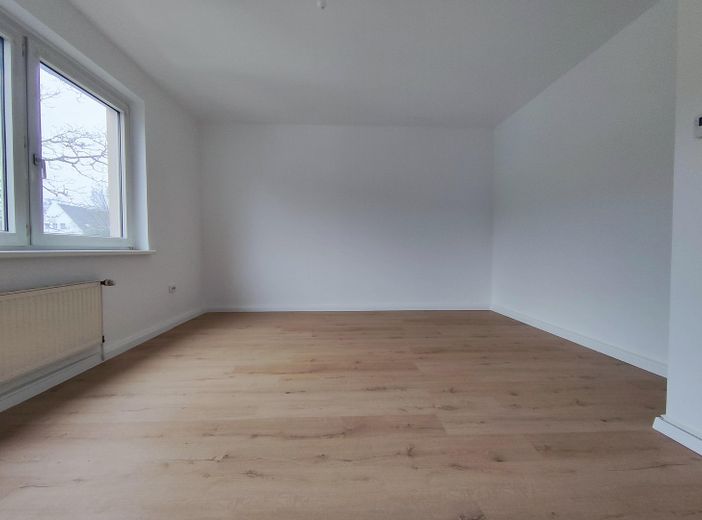 Appartamento ristrutturato di 2,5 locali con balcone e uso del giardino – Zimmer 1