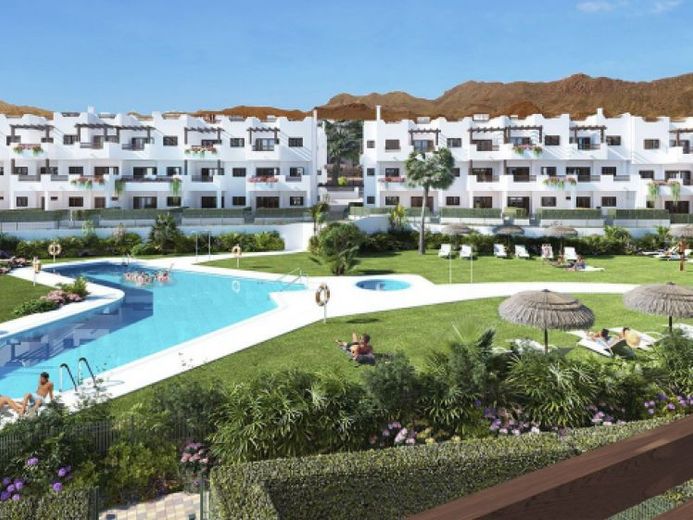 Komfortable Wohnungen mit 2 Schlafzimmern, Tiefgaragenstellplatz und Gemeinschaftspool nur 600 m vom Strand – Foto 1